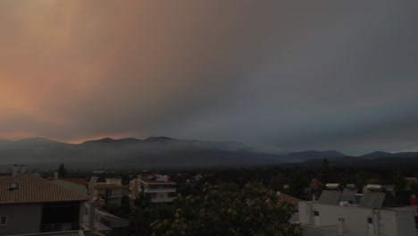 Weite-Sicht-Auf-Den-Berg-Parnitha-Während-Der-Goldenen-Stunde,-Nach-Dem-Großen-Waldbrand-Von-2021,-Große-Menge-Rauch-Am-Himmel