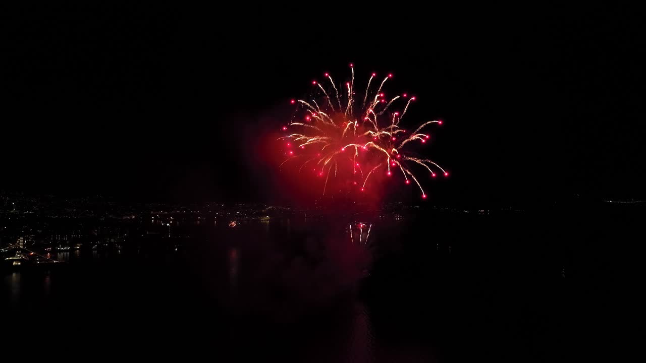 asombrosos fuegos artificiales públicos de la ciudad de bergen durante la celebración del año nuevo que entra en el año 2023 - antena cerca de los fuegos artificiales sobre el fiordo byfjorden