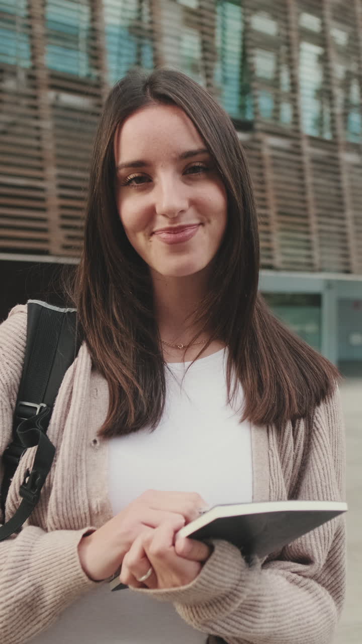 Ritratto di una studentessa sorridente all'aperto