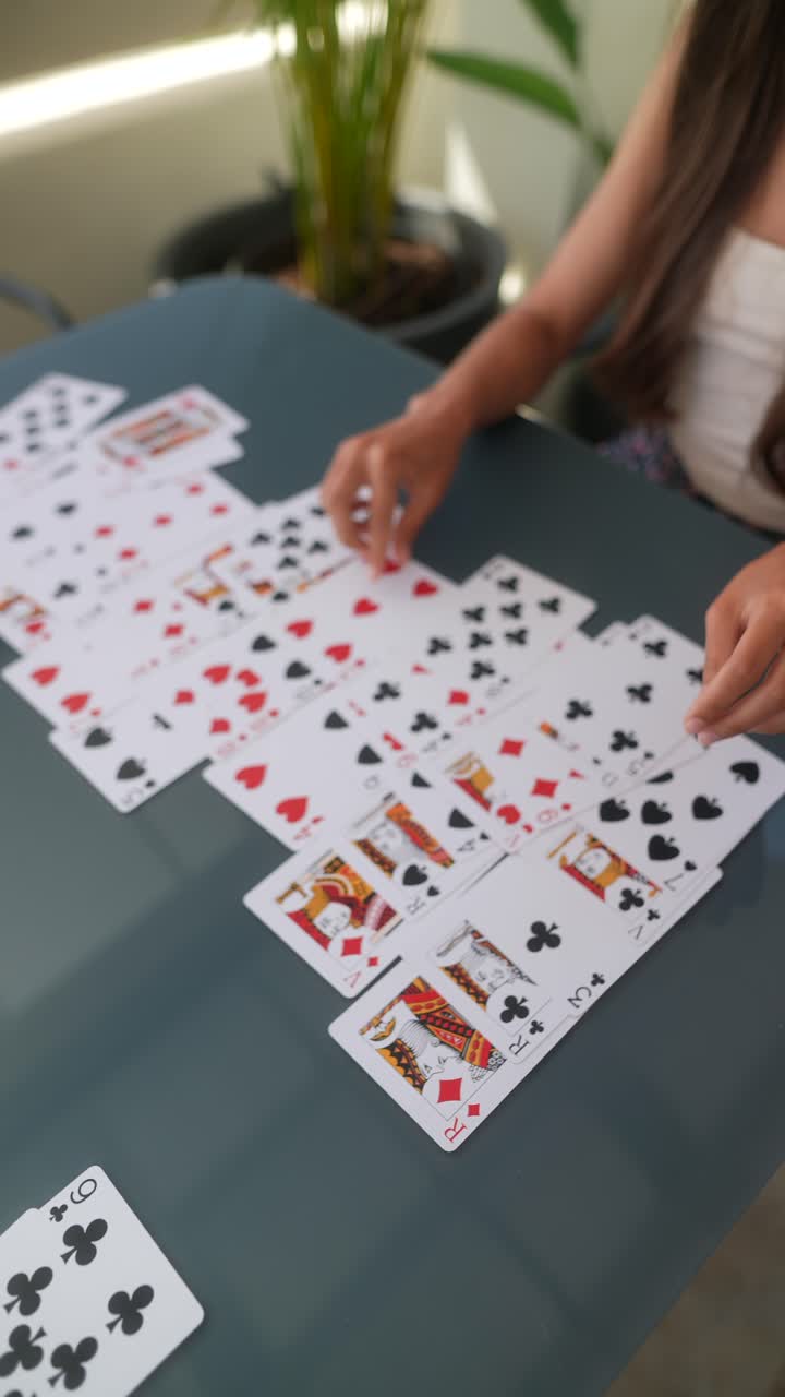 persona jugando a las cartas en una mesa al aire libre