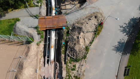 fotografía aérea de arriba hacia abajo de las tuberías de calefacción en la zanja