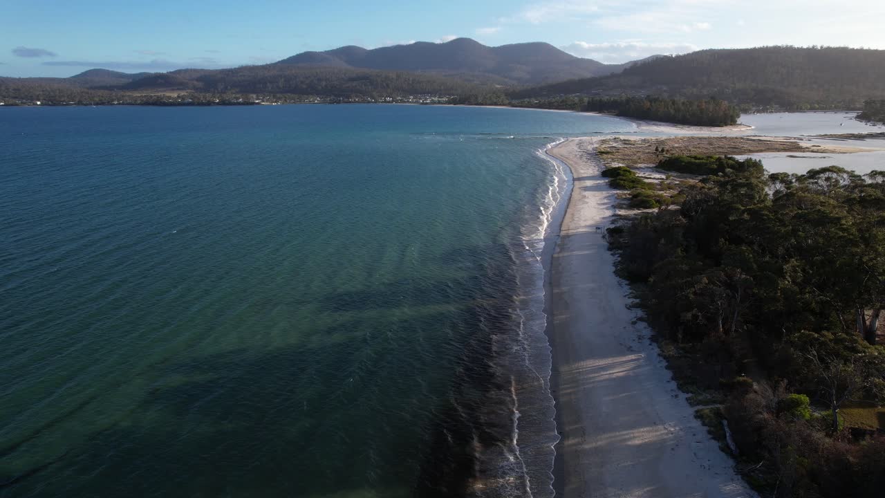 Luftfoto over Orford Beach i Tasmania, Australia