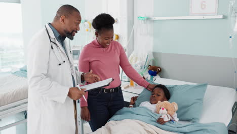 Doctor,-discussion-with-child-in-hospital-bed