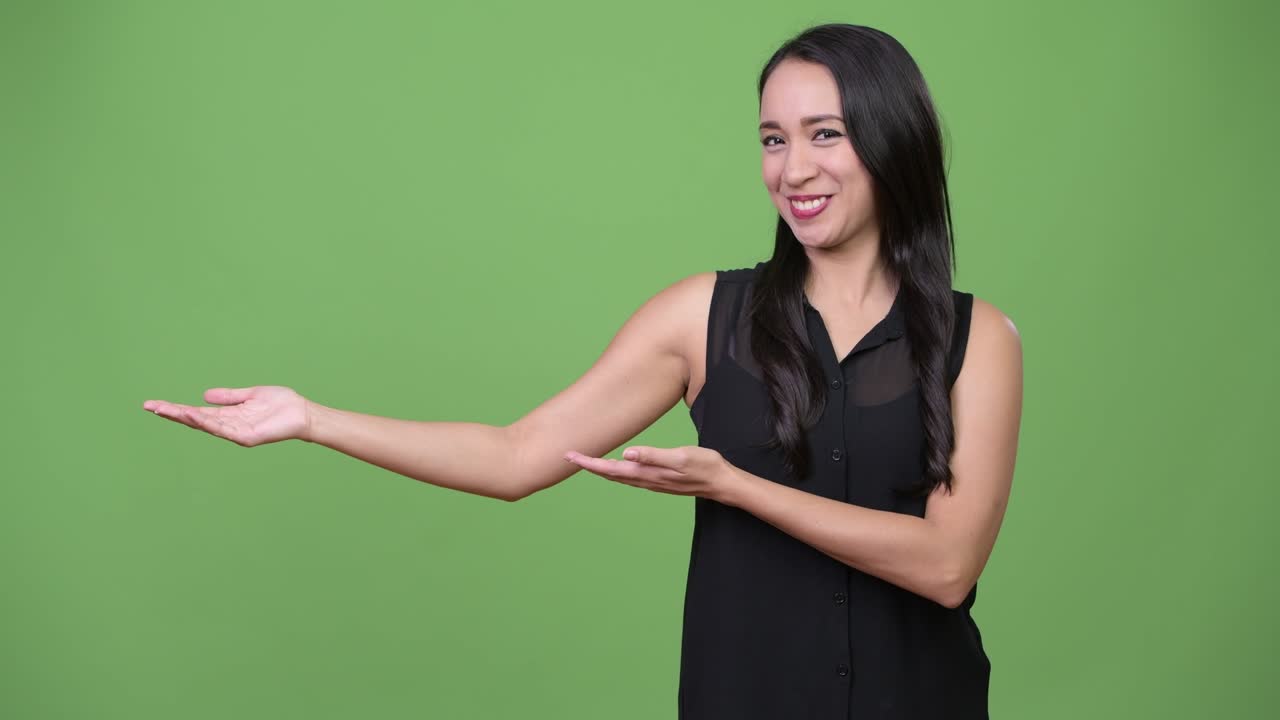 joven y hermosa mujer de negocios asiática mostrando algo