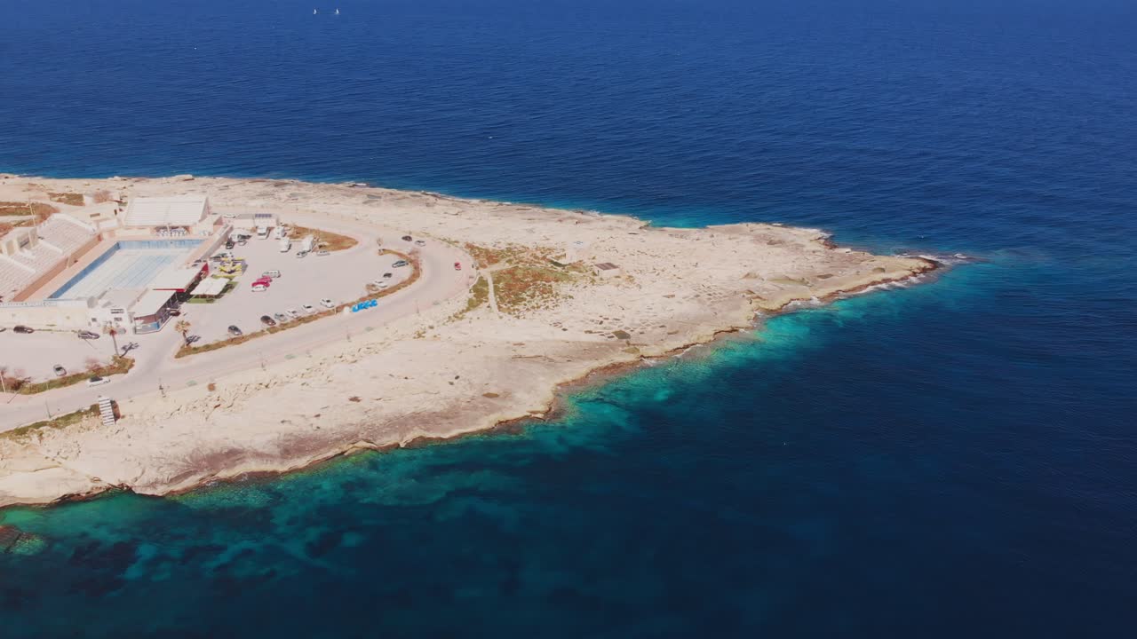 video aéreo de drones de la zona de malta, marsaskala y zonqor en un soleado día de primavera