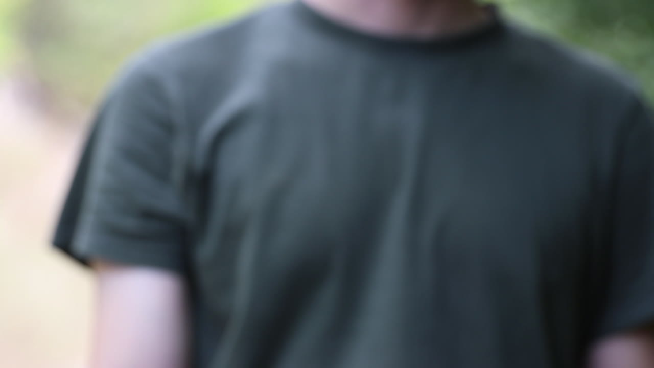 나무에 헤이즐넛은 숲에서 자랍니다