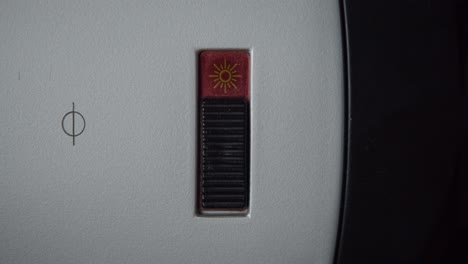 cambio de dedo en la posición del interruptor del equipo electrónico