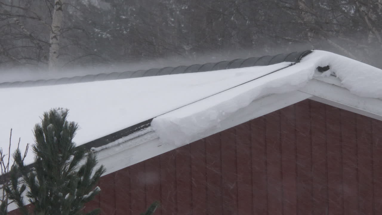 숲 배경에 작은 나무 오두막 집에 폭설