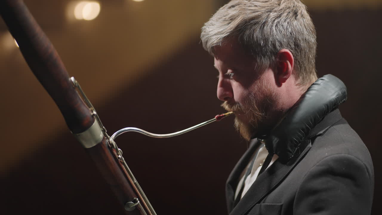 un fagotista en una orquesta sinfónica un músico está tocando música clásica en una escena de teatro retrato