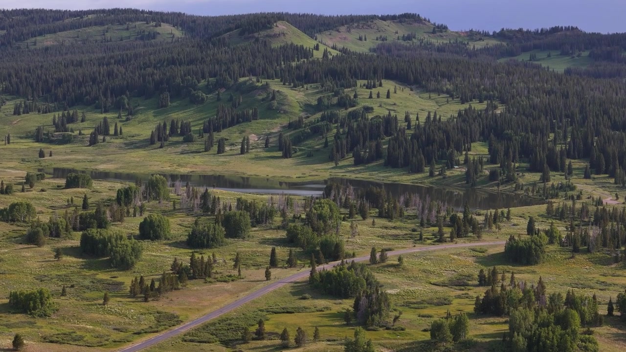 Dronekuva Kalliovuorten viehättävästä maisemasta, alppijärvi tien takana, Rabbit Ears Pass kesäkaudella