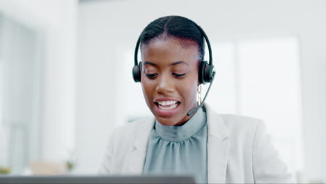 Schwarze-Frau,-Callcenter-Und-Beratung-Am-Laptop