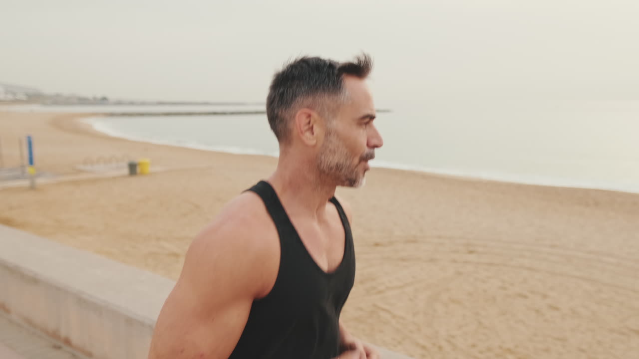 해변에서 달리는 남자