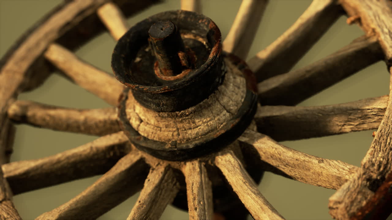 rueda de madera antigua rústica hecha a mano utilizada en vagones medievales