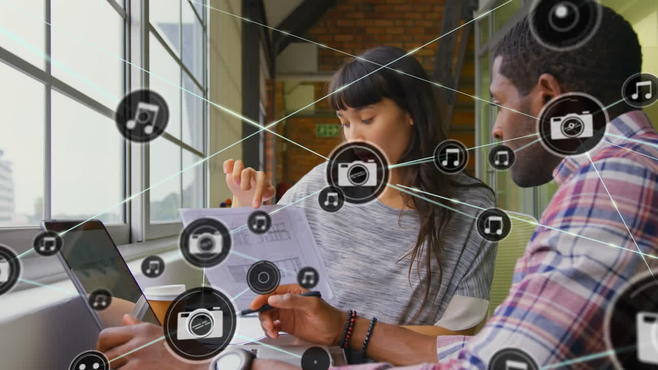 animación de la red de conexiones con iconos sobre diversas personas de negocios en la oficina