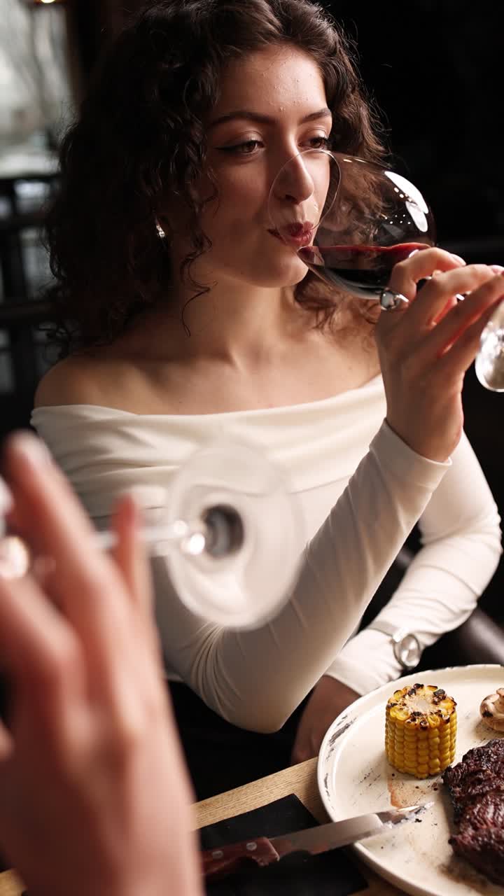 cena romántica con bistec y vino