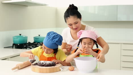 Lächelnde-Mutter-Und-Süße-Töchter-Backen-Zusammen