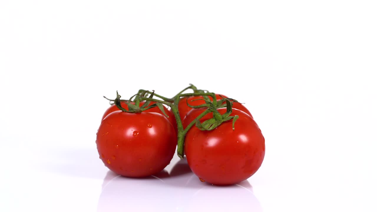색 배경에서 회전하는 신선한 토마토의 끝없는 루프.