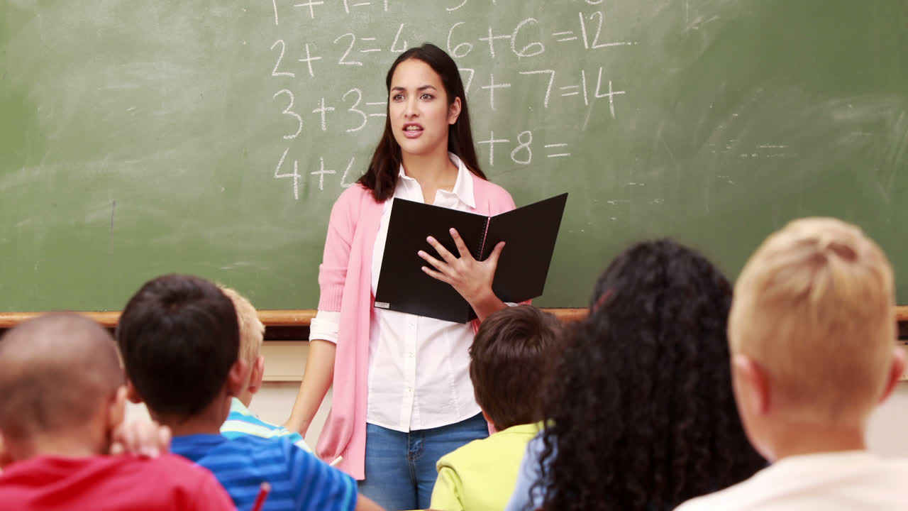 niño lanzar avión de papel en la mano