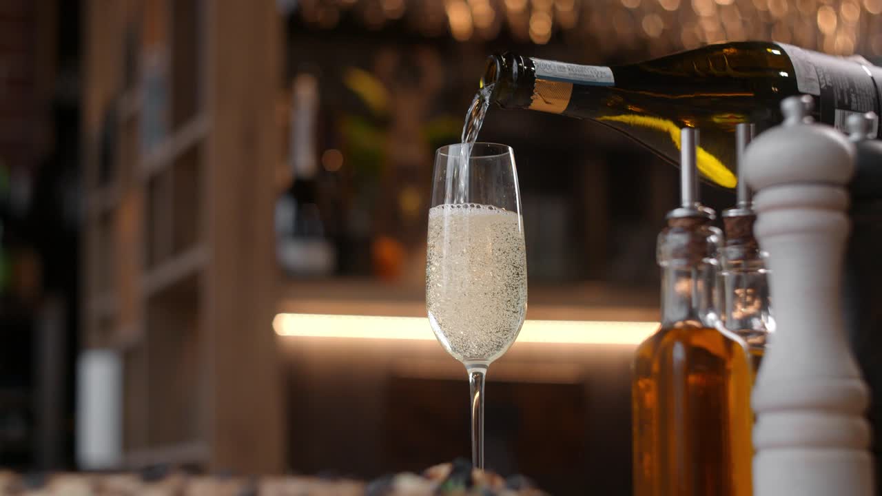Versare lo champagne in un bicchiere