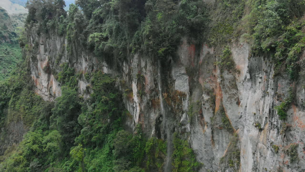 вид с воздуха на водопад в толиме - колумбия
