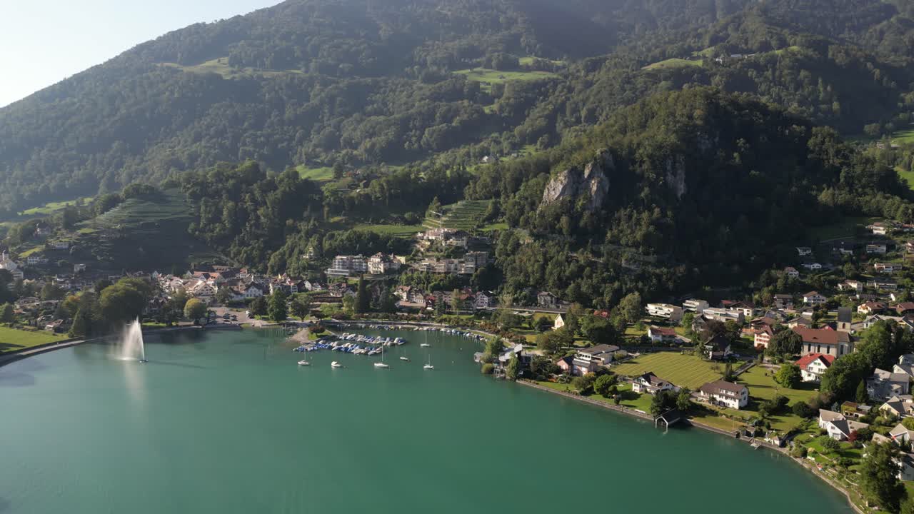 vista aérea de los grandes lagos de suiza situados en el valle rodeado de montañas