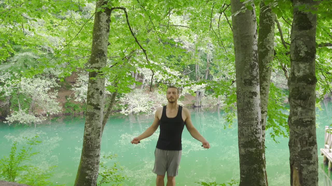 hombre haciendo deportes en el parque natural.