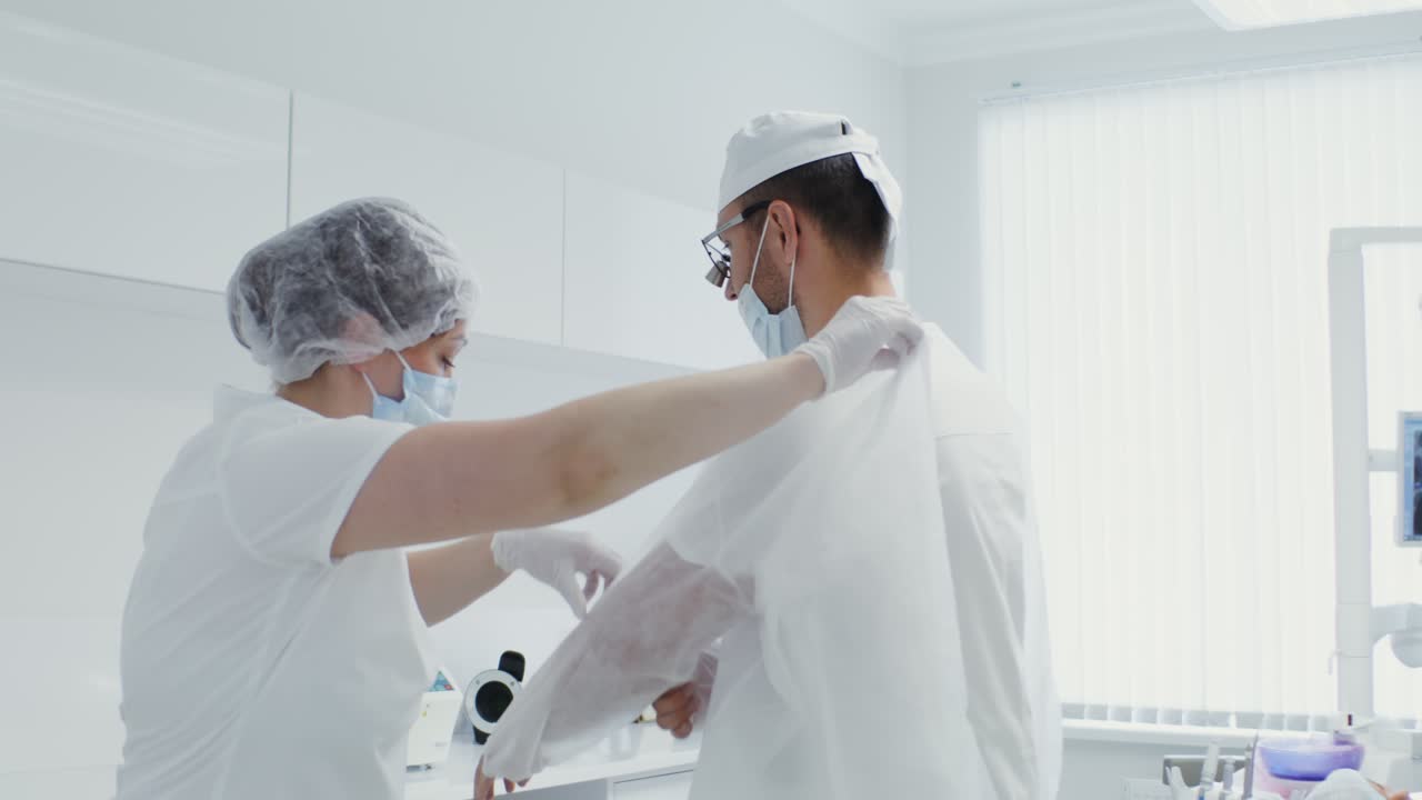 personal odontológico preparándose para el procedimiento