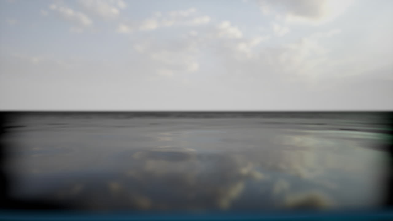 평온한 바다 표면과 은 하늘