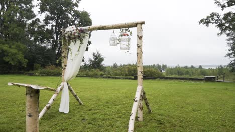 Minimalistischer-Naturhochzeitsbogen-Aus-Birkenholz,-Langsames-Vergrößern-Bei-Regen