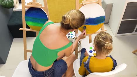 madre e hija pintando juntas