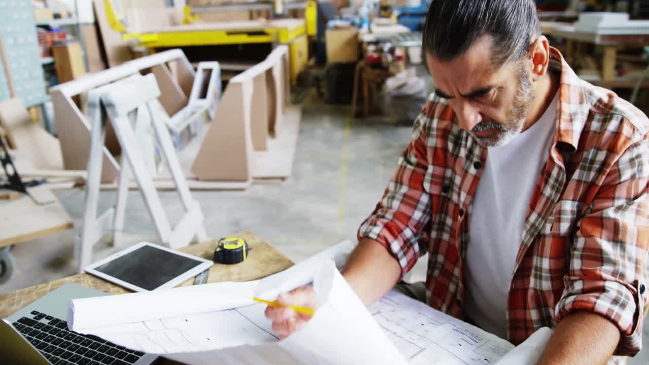 carpintero trabajando en sus planes