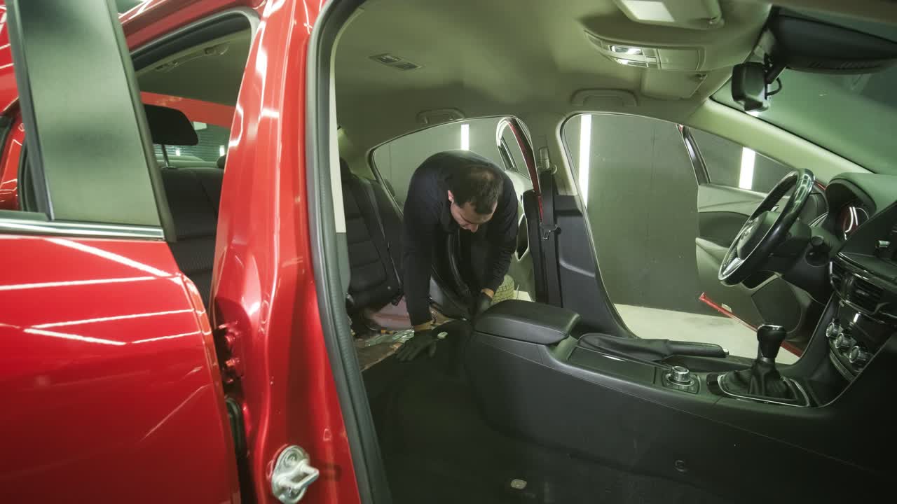 전문적인 자동차 청소. 샤워. 인테리어 세부 사항. 자동차 인테리어를 건조 청소 및 세부 사항; 깊은 좌석 청소; 자동차 세탁에서 거품을 는; 먼지에서 자동차 패널을 청소하는; 진공청소기