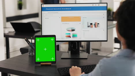 el gerente ve una tableta con pantalla verde.
