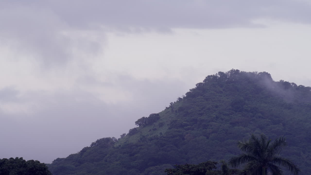lapso de tiempo de nubes moviéndose al amanecer en un hermoso valle de veracruz, méxico