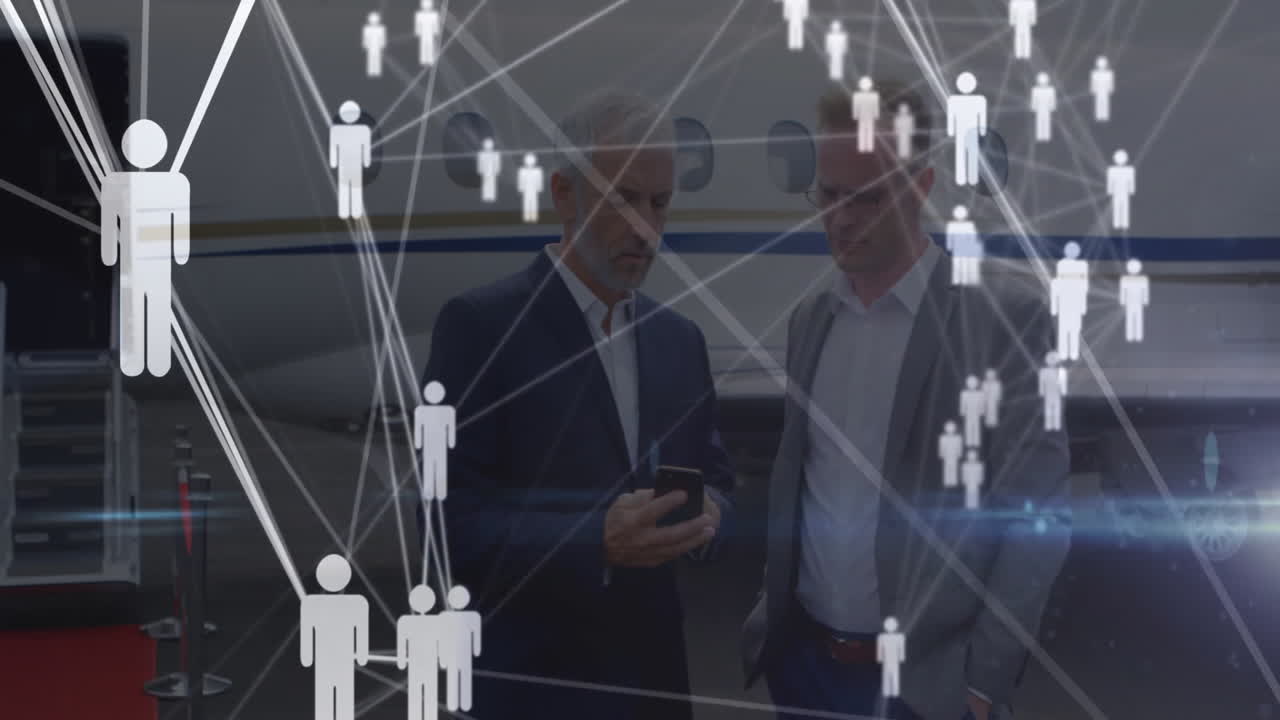 Uomini d'affari che discutono su una rete di connessioni e un'animazione di elaborazione dati.