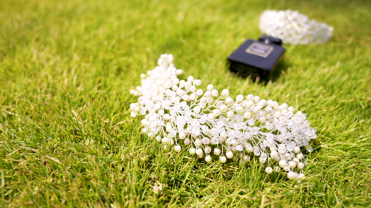 초록색  ⁇  위에 앉아 있는 신부 액세서리