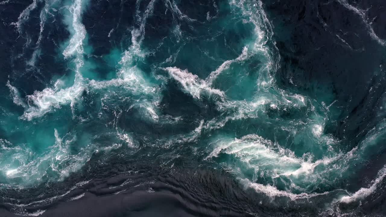 Le onde dell'acqua del fiume e del mare si incontrano durante l'alta e la bassa marea.