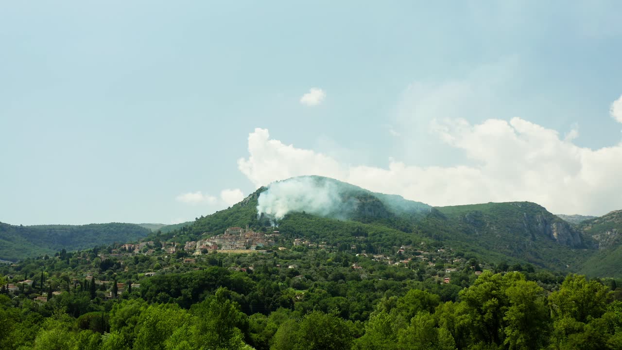 헬리콥터가 산불에 물을 떨어뜨립니다.