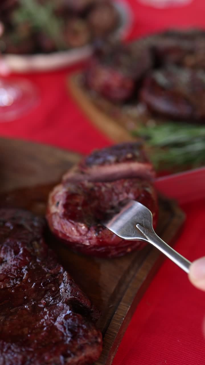 cortando un delicioso filete a la parrilla