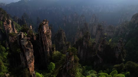 Aerial-tit-up-reveals-Imperial-Pen-Peak-at-sunset-in-Tianzi-Mountain-within-Zhangjiajie-Park,-China