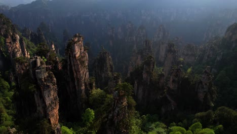 el titulo aéreo revela el pico de la pluma imperial al atardecer en la montaña tianzi dentro del parque zhangjiajie, china