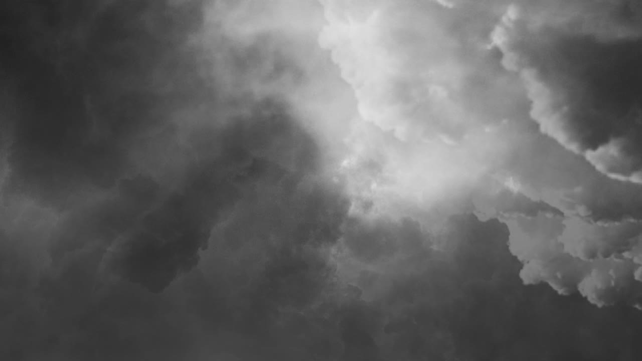 뇌우, 번개가 치는 하늘의 회색 구름