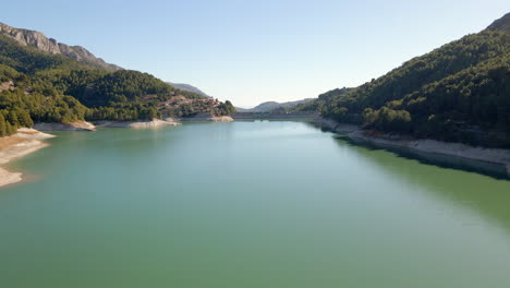 Luftaufnahme-Des-Guadalest-Stausees-Mit-Dem-Damm-Im-Hintergrund