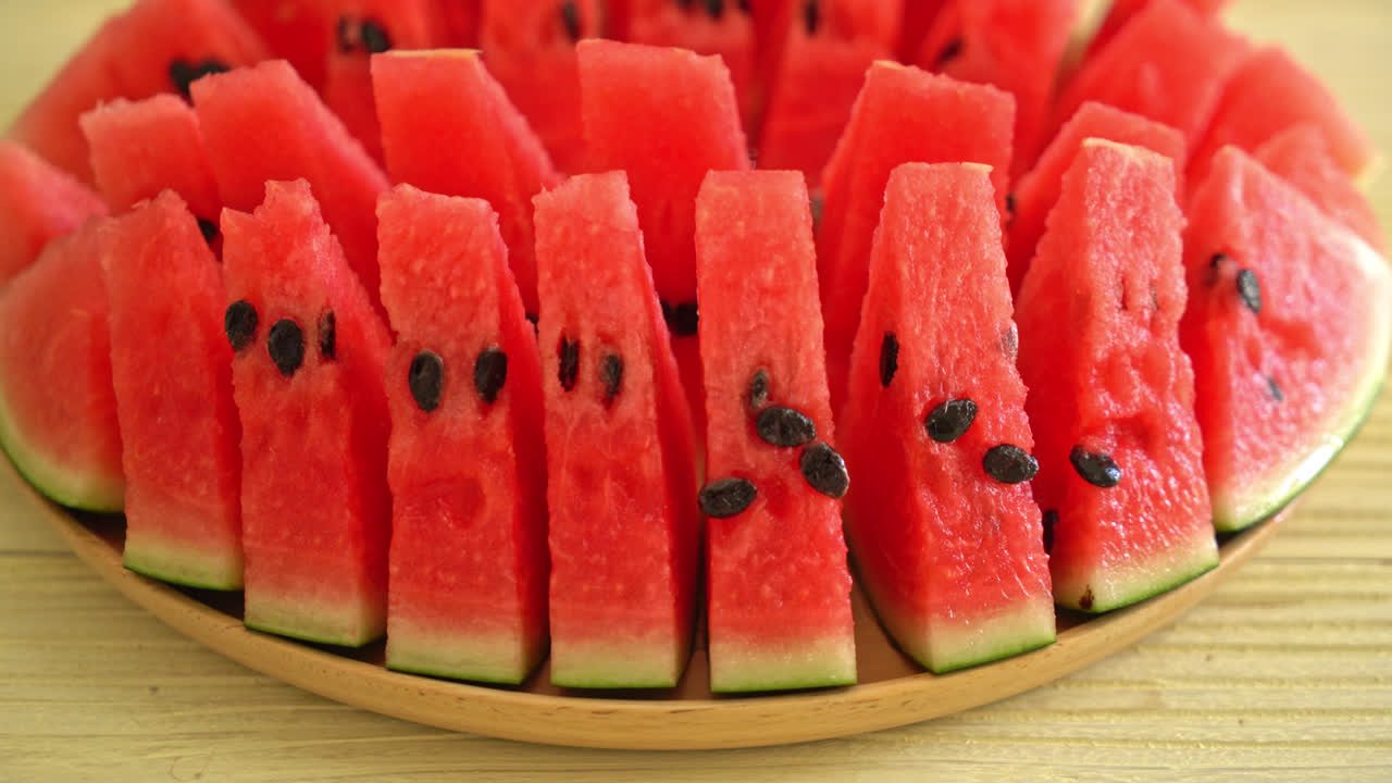 sandía fresca en rodajas en un plato