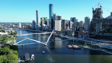 Drohnenaufnahme-Von-Brisbane-City-Mit-Schwerpunkt-Auf-Der-Entwicklung-Des-Queens-Wharf-Casinos