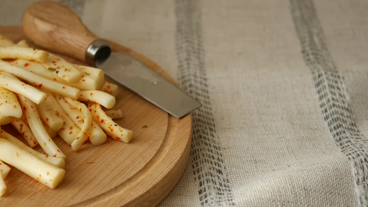 Bastoncini di formaggio su una tavola di legno