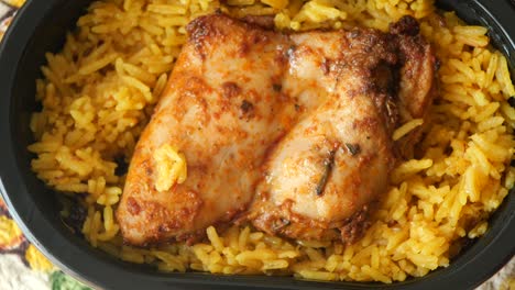 pollo biryani en un recipiente desechable