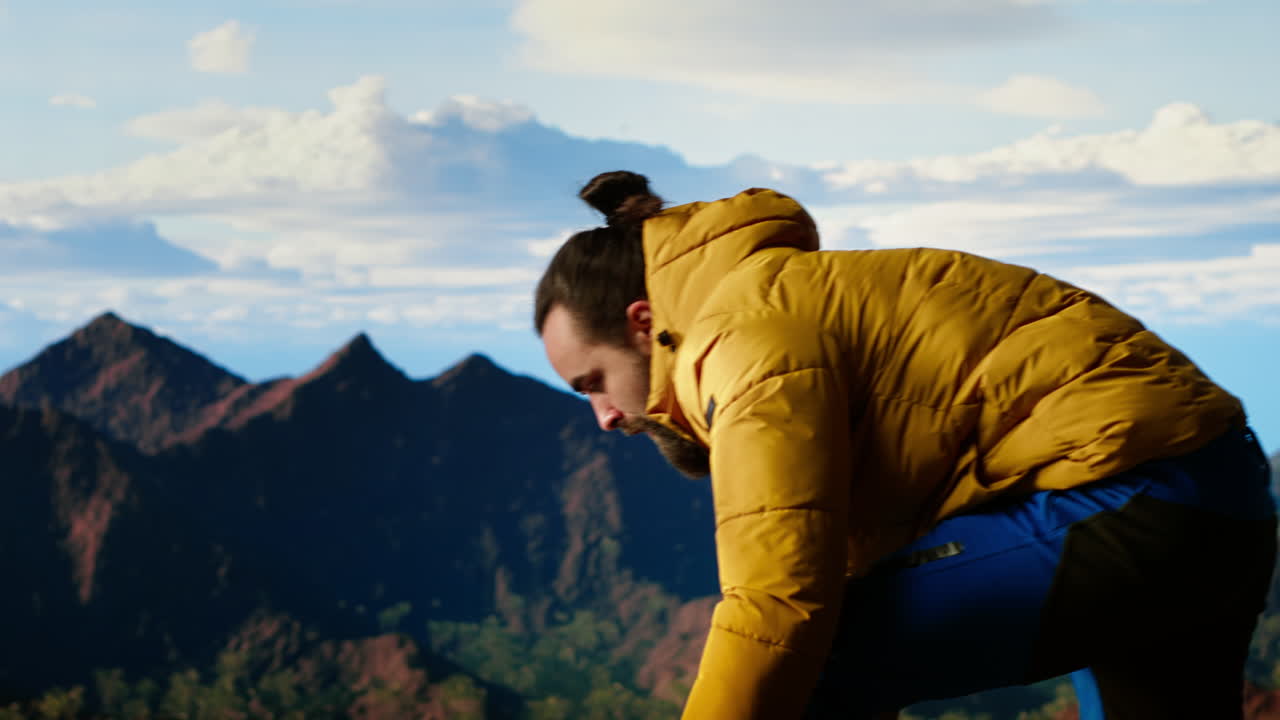 un excursionista con ropa cálida disfruta de la panorámica de la montaña