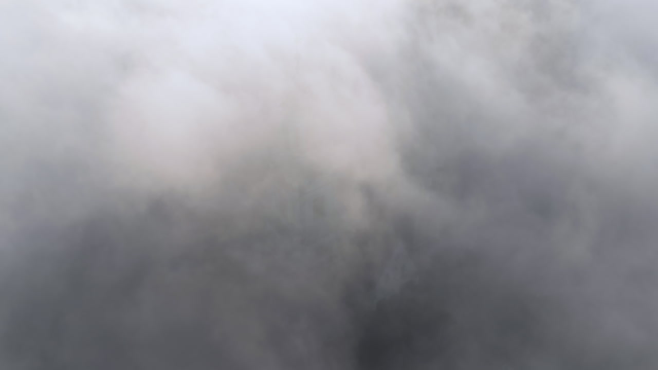 폴란드 크라코프에 있는 와벨 성 위에 두꺼운 안개가 쌓여 있고, 탑이 약간 보이는데 - 느린 동작, 움직임이 없습니다.