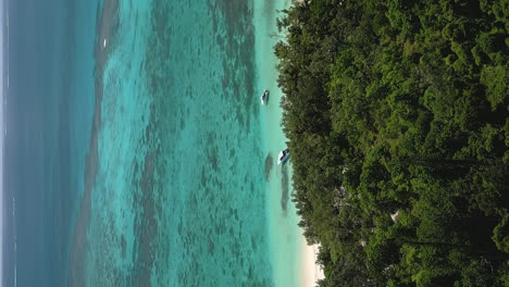 los barcos traen a los turistas para disfrutar de la playa y un pescado frito en iiot moro - inclinación aérea vertical hacia abajo revela
